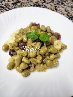 Una foto de Habas con jamón y un toque de hierbabuena