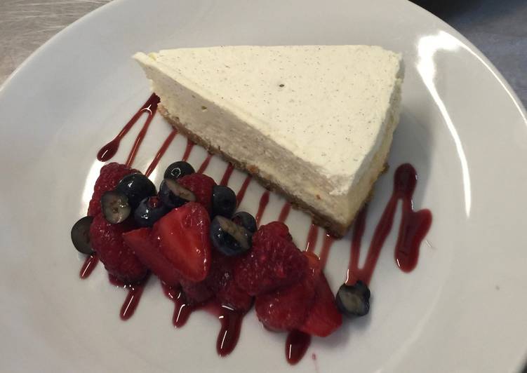 Cheese cake with berry compote