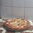 Pizza integral de queso y aceitunas