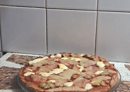 Pizza integral de queso y aceitunas