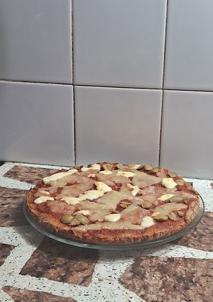 Una foto de Pizza integral de queso y aceitunas