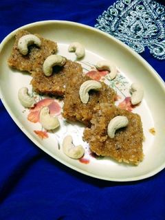कोकोनट बर्फी (Coconut barfi recipe in hindi) रेसिपी मुख्य फोटो