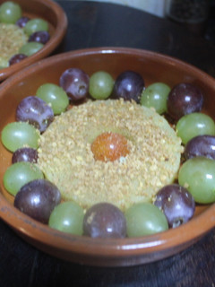 Una foto de Uvas con piña y tomate en almíbar