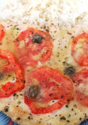 Una foto de Filetes de pechuga de pollo con tomate y queso parmesano
