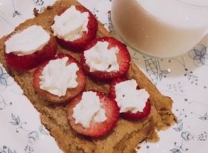Una foto de Torta 🍞de Vainilla con fresas 🍓