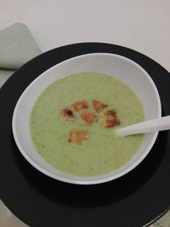 Una foto de Crema de calabacín y brócoli