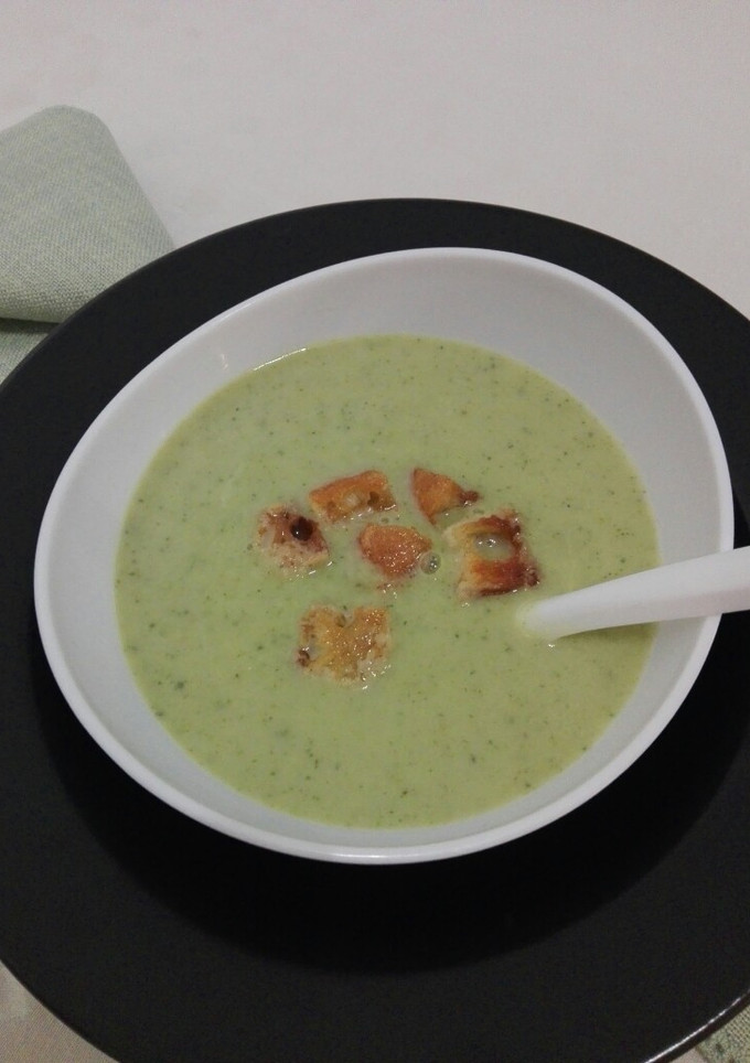 Una foto de Crema de calabacín y brócoli