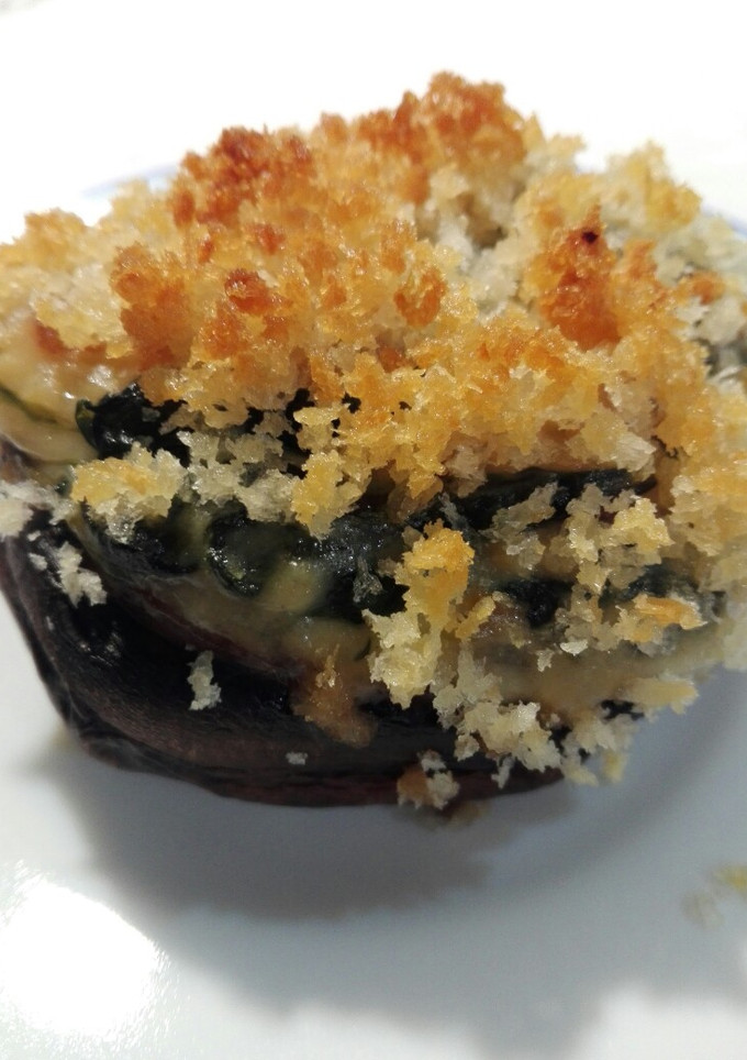 Una foto de Champiñones portobello rellenos con bechamel de espinacas