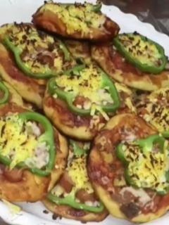 صورة لوصفة البيتزا مع البندورة والسجق المعلب