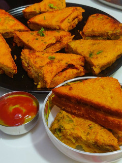 स्टफ्ड ब्रेड पकौड़ा (stuff bread pakoda recipe in Hindi) रेसिपी मुख्य फोटो