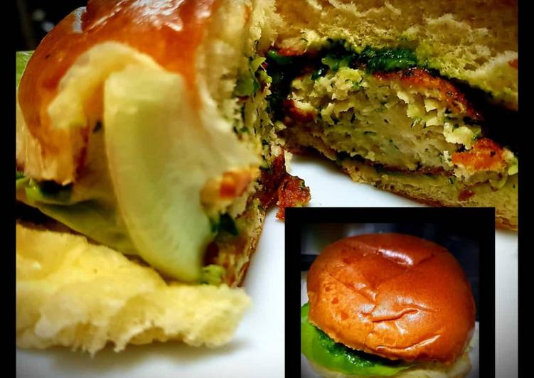 Easiest Way to Make Award-winning Chicken Burger with Creamy Spinach Sauce