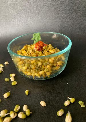 મગ ફણગાવેલા (Moong Fangavela Recipe In Gujarati) રેસીપી મુખ્ય ફોટો