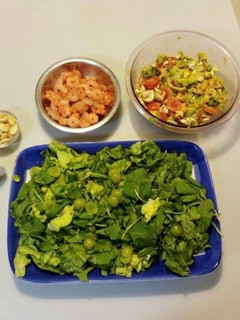 Una foto de Ensalada mango rúcula
