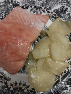 Una foto de Salmón al horno con patatas panaderas