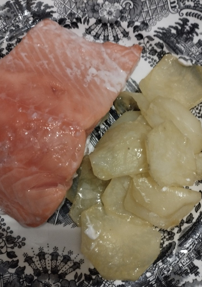 Una foto de Salmón al horno con patatas panaderas