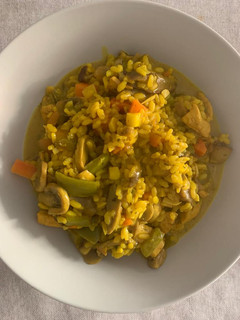 Una foto de Arroz caldoso con pollo y verduras