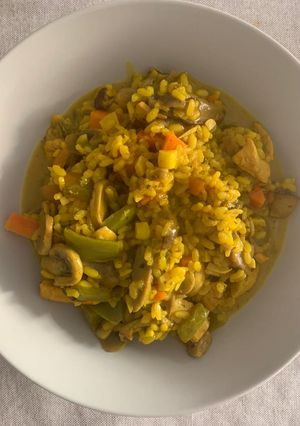 Una foto de Arroz caldoso con pollo y verduras