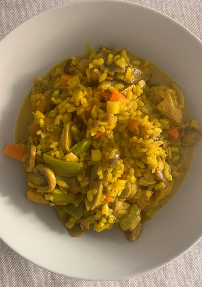 Una foto de Arroz caldoso con pollo y verduras