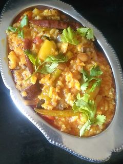 વેજીટેબલ ખીચડી(vegetable khichdi recipe in Gujarati) રેસીપી મુખ્ય ફોટો