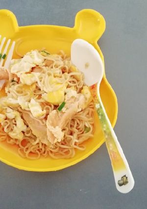 รูปของ มาม่าพุงแซลมอนผัดไข่
