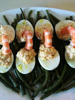 Una foto de Huevos rellenos de langostinos