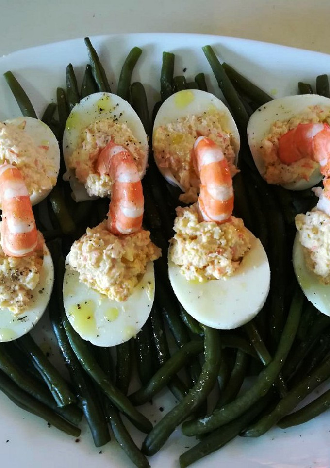 Una foto de Huevos rellenos de langostinos