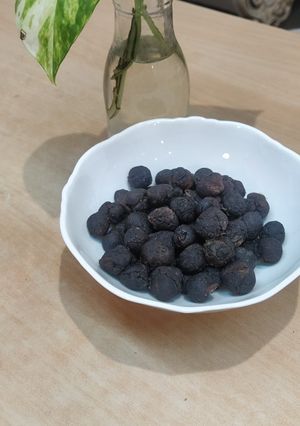 عکسی از دستور چیپس خرما یا توپک خرما کوچک با پودر کاکائو و پودر قهوه