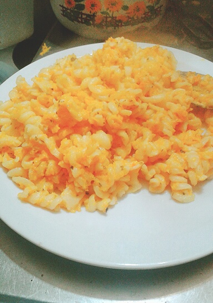Una foto de Fideos con salsa de zapallo. Rico rápido y económico