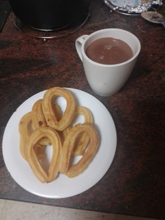 Una foto de Churros con chocolate caliente