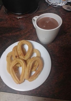 Una foto de Churros con chocolate caliente