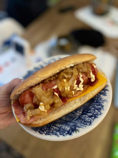 Foto principal de Perrito caliente con cebolla caramelizada, bacon y cheddar