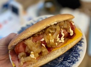 Foto principal de Perrito caliente con cebolla caramelizada, bacon y cheddar