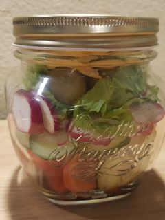Una foto de Ensalada en frascos para llevar