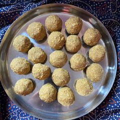 A picture of Moong ladoo.