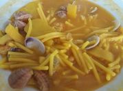 Una foto de fideos con chirlas