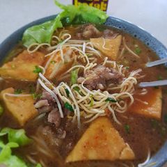 A picture of Been Curd and Dried Noodles Soup (Tahu Campur).