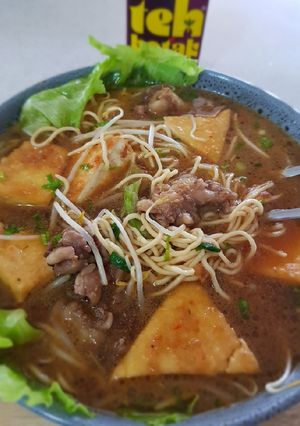 A picture of Been Curd and Dried Noodles Soup (Tahu Campur).