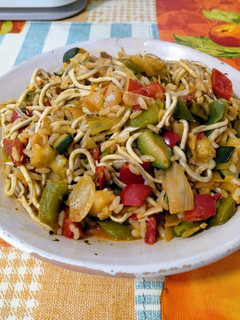 Una foto de Wok de arroz integral con gulas y verduras salteados