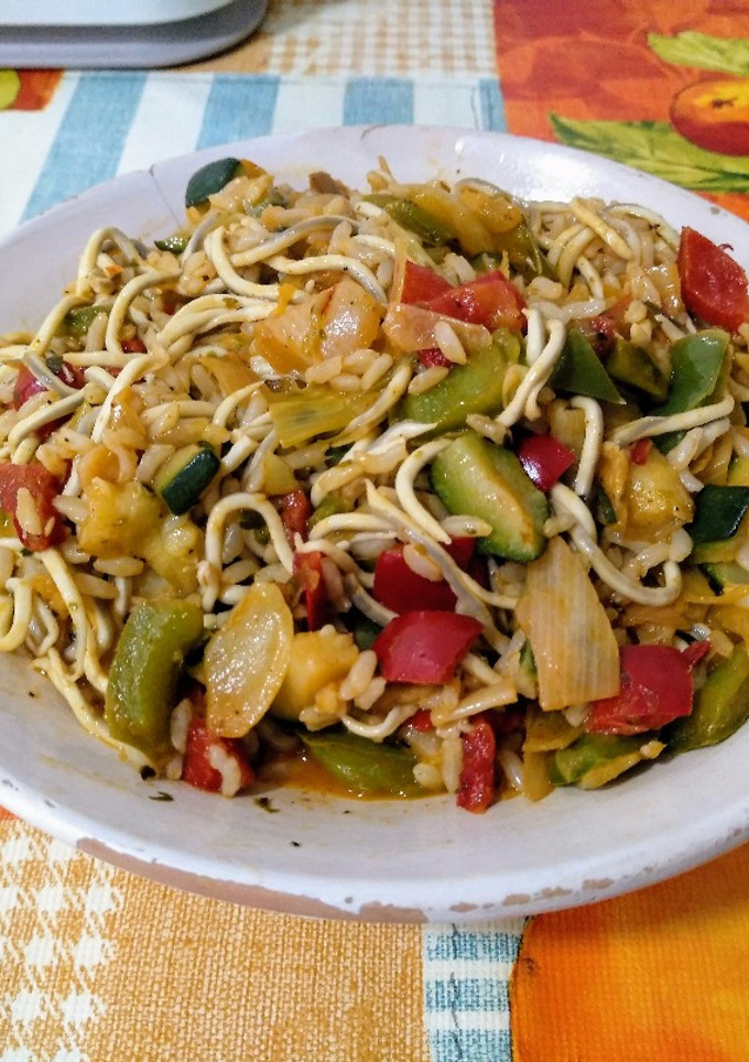 Una foto de Wok de arroz integral con gulas y verduras salteados