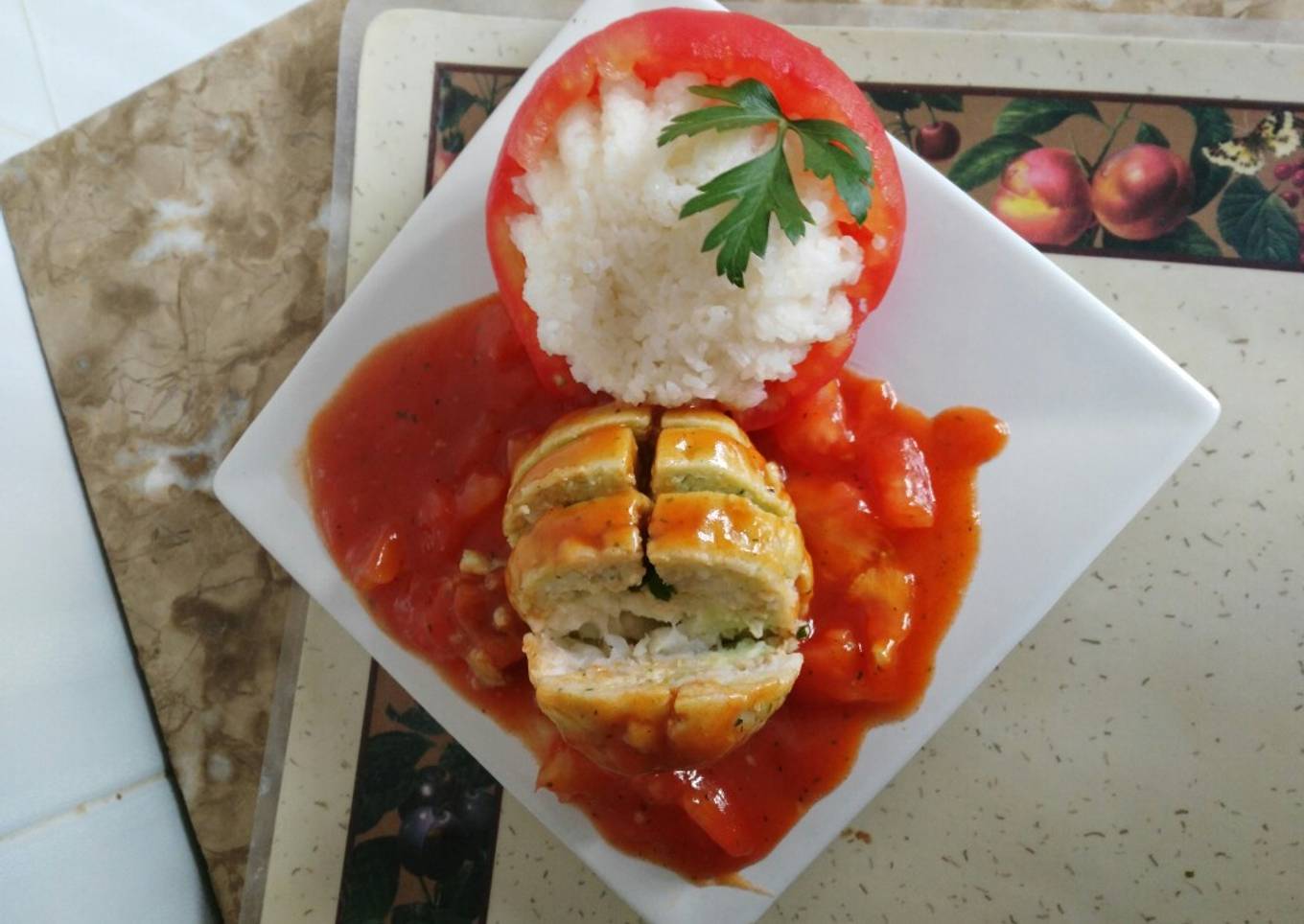 Albóndigas de bacalao con salsa de tomate y arroz blanco
