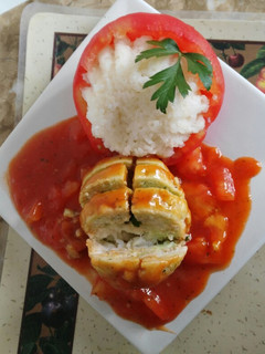 Una foto de Albóndigas de bacalao con salsa de tomate y arroz blanco