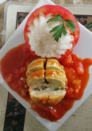 Una foto de Albóndigas de bacalao con salsa de tomate y arroz blanco
