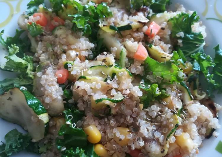 Ensalada tibia de quinoa, Kale y calabacín a la plancha