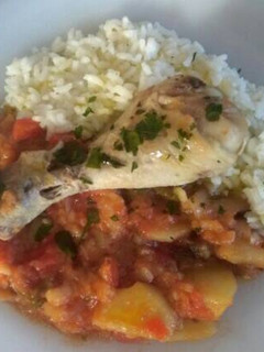 Una foto de Muslito de pollo con arroz y hortalizas