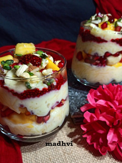 सेवई कस्टर्ड (sevai custard recipe in Hindi) रेसिपी मुख्य फोटो