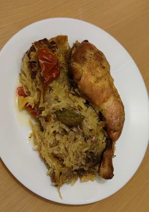 Csirkecombok almás - lecsós savanyúkáposzta ágyon recept fotója