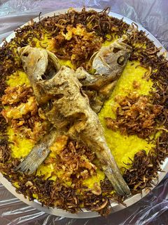 صورة لوصفة المعدوس (أرز وعدس أحمر) مع سمك مقلي