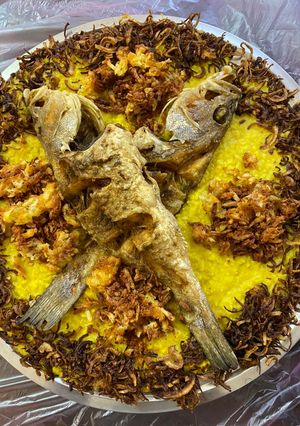 صورة لوصفة المعدوس (أرز وعدس أحمر) مع سمك مقلي