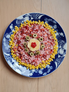 Una foto de Ensalada de arroz primavera 🥗 by @mateamargo