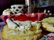 Una foto de scones de queso